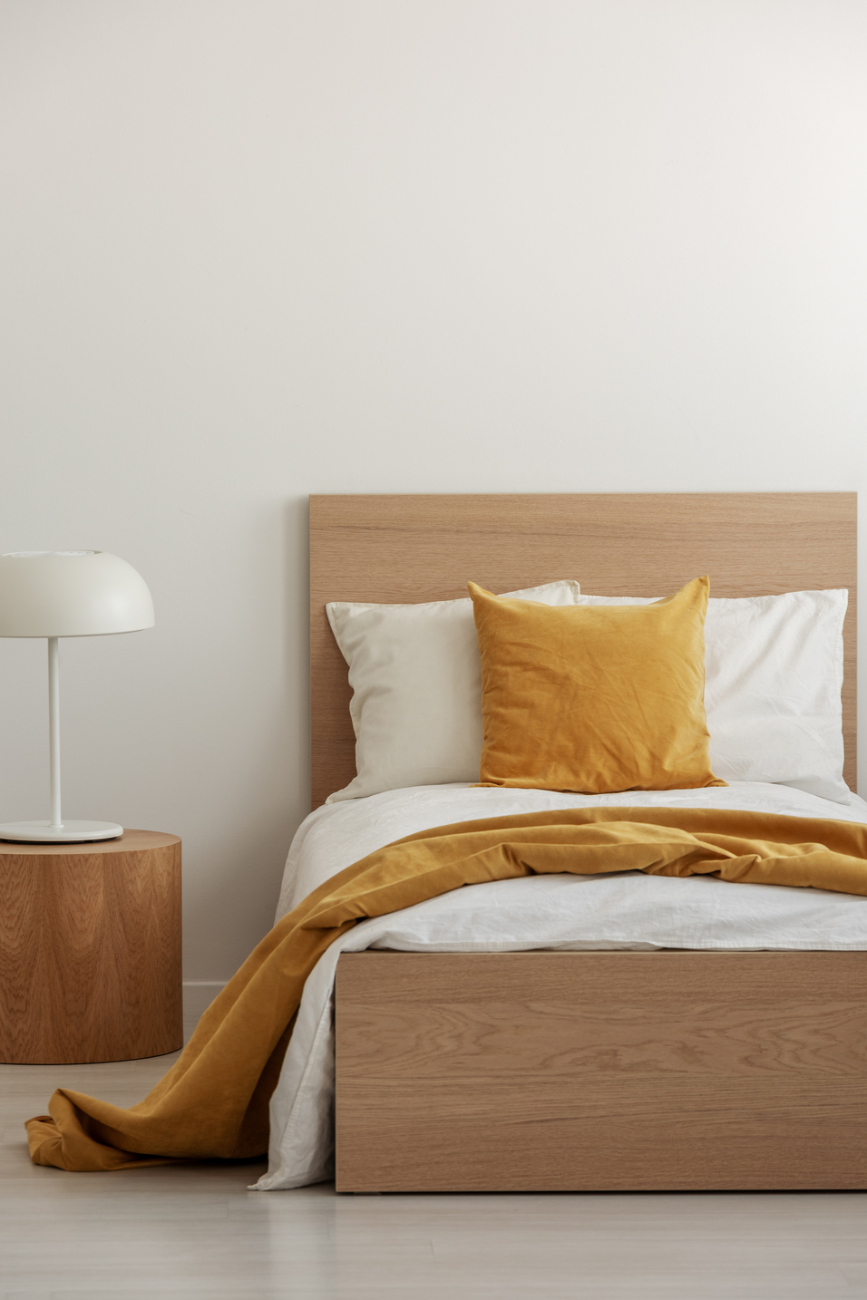 yellow-pillow-and-blanket-on-white-bedding-in-simp-2021-08-26-15-45-33-utc (2)